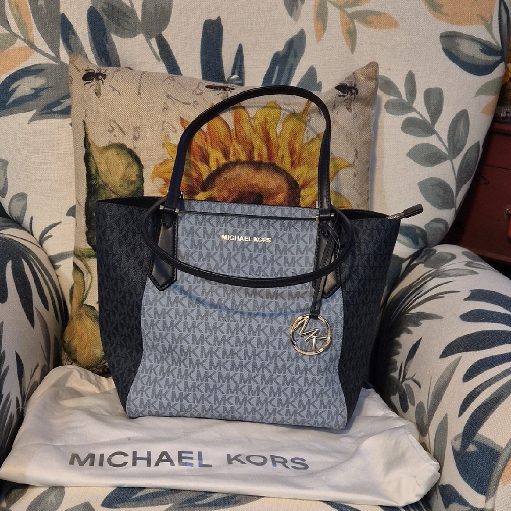 Pre-own Michael Kors 2-Tone Blue Leather Signature Tote - EUC